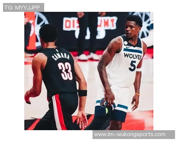 爱德华兹表现平平22投10中贡献28分三分与罚球命中率均不理想